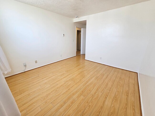Building Photo - 2 Bed/ 2 Bath, TOP FLOOR CONDO