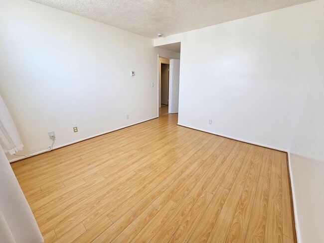 Building Photo - TOP FLOOR UNIT - Light and Airy 2 Bedroom, 2 Bath