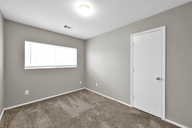 Building Photo - 2214 Shady Tree Ln