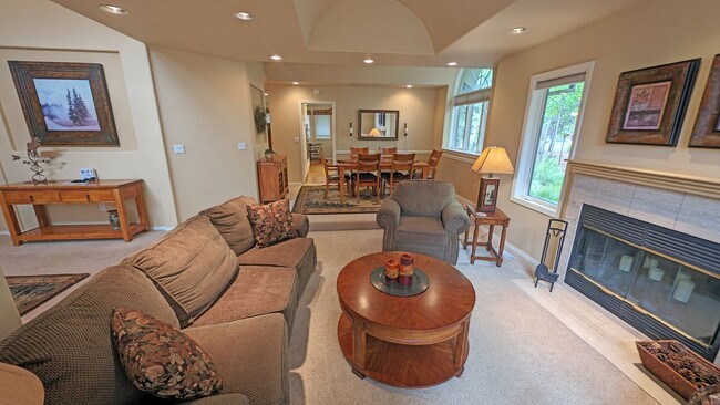 Building Photo - Furnished Sunriver 3 Bedroom Home Availabl...