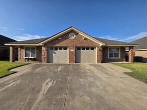 Building Photo - Coming Soon – 3 Bedroom Duplex Near Clear ...