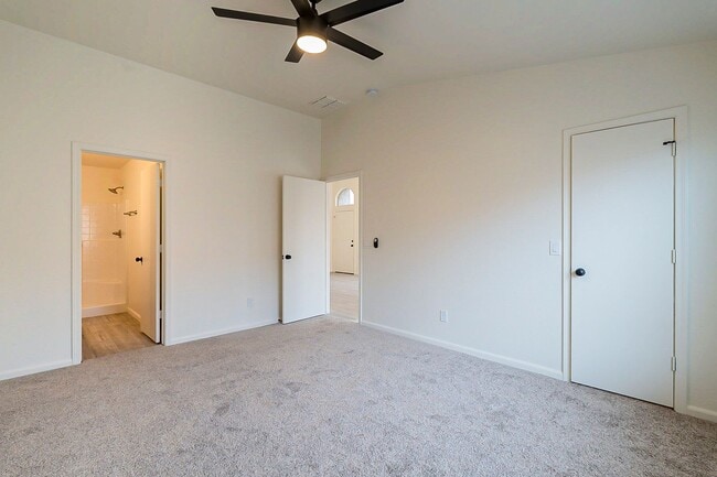 Building Photo - Great home in gated community!