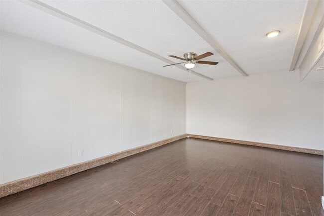 Building Photo - 645 Redstone Ave