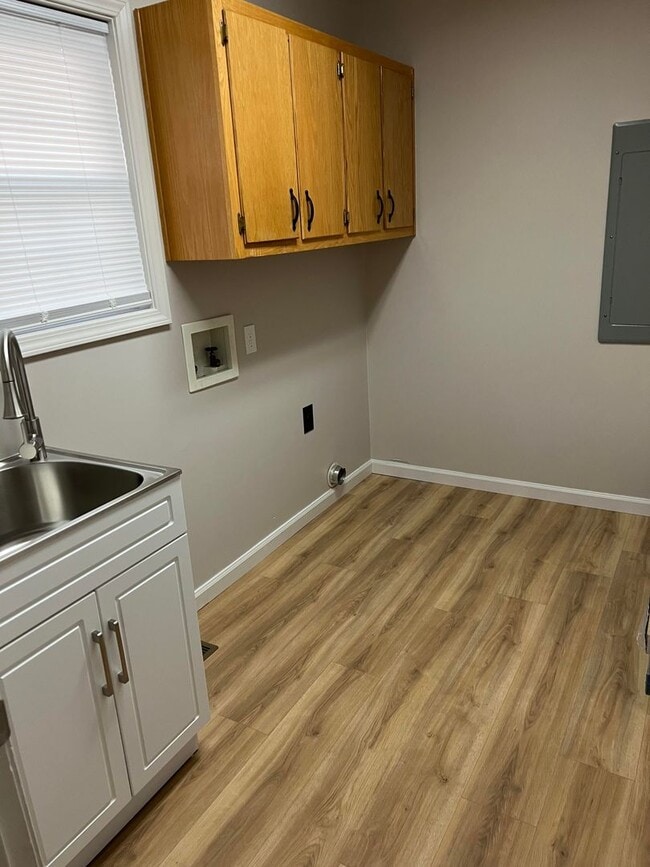 Building Photo - IN TOWN Convenience * available for a 12 month lease*