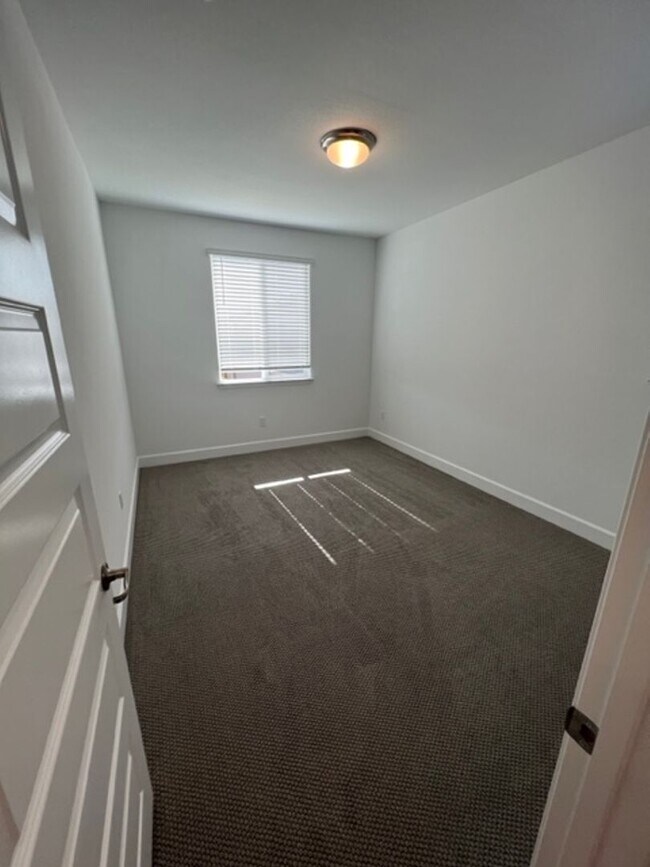 Building Photo - Newer Solar Home Walking Distance to Campus Oaks Shopping Center
