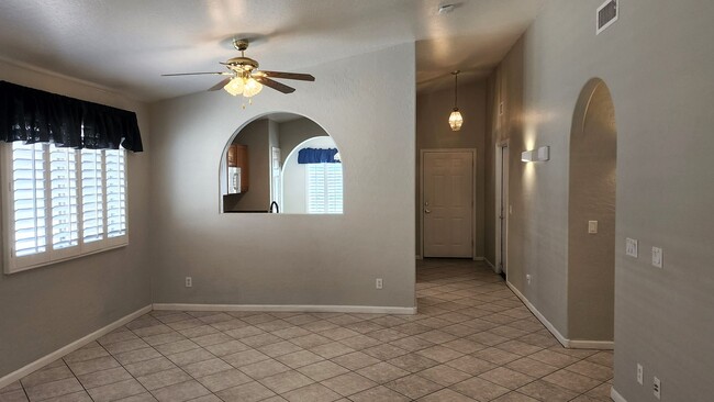 Building Photo - 3 Bedroom Home in Westbank Estates Near E ...