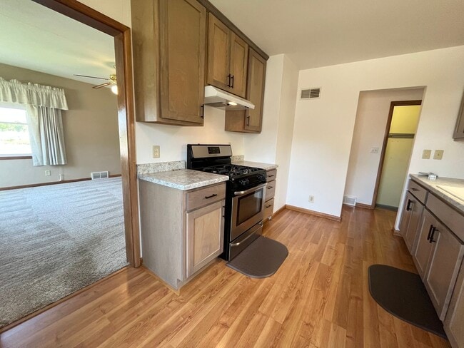 Building Photo - East Side 2 Bed/2 Bath w/ Bonus Room!