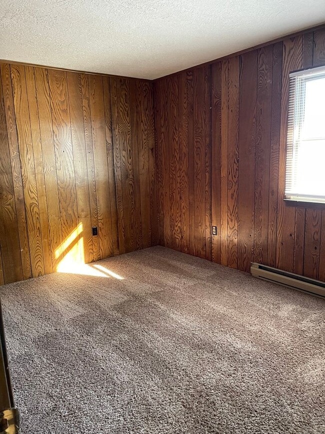 Building Photo - 2 bedroom 1 bathroom apartment for rent