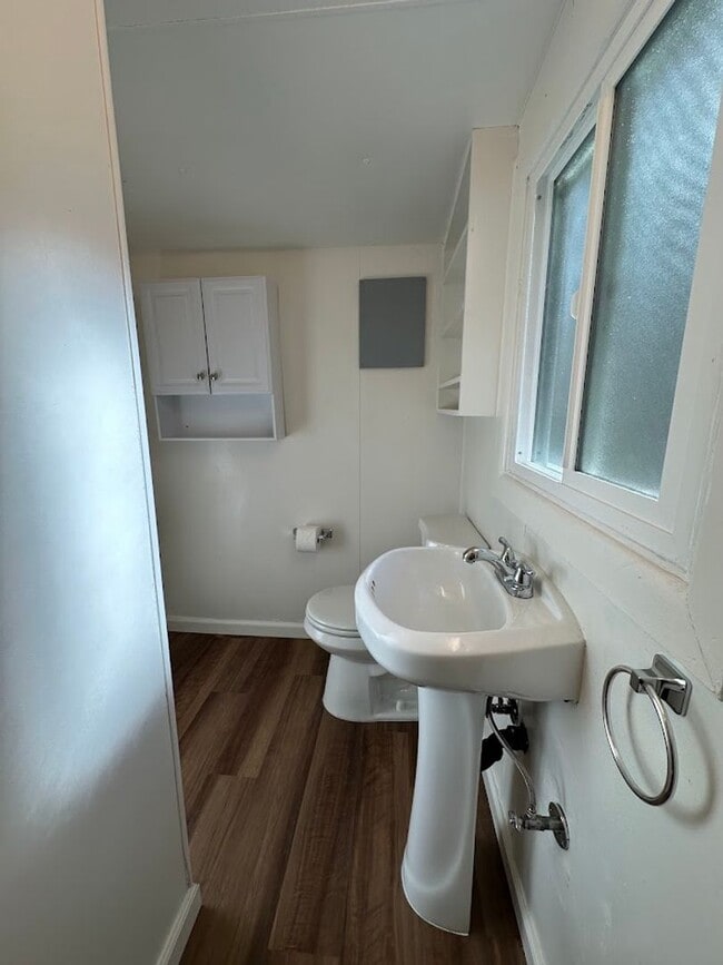 Building Photo - Charming One Bedroom in the Heart of Red Bluff! Pet Friendly!