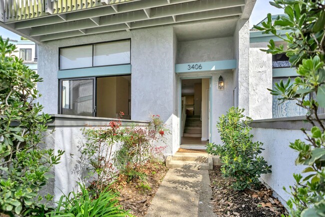 Primary Photo - Beautiful townhome in North La Jolla! Avai...