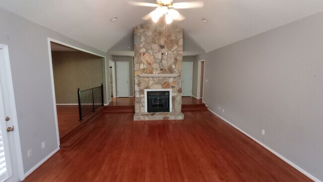 Building Photo - 4 bedroom 3 bath Home with Pickleball Cour...