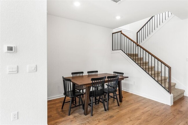 Building Photo - 1828 Walnut Grv Bnd