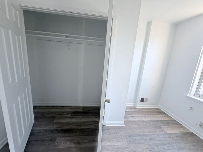 Building Photo - 2-bedroom HOUSE near University City!