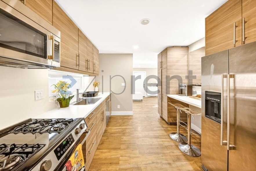 Building Photo - 10 27th Ave