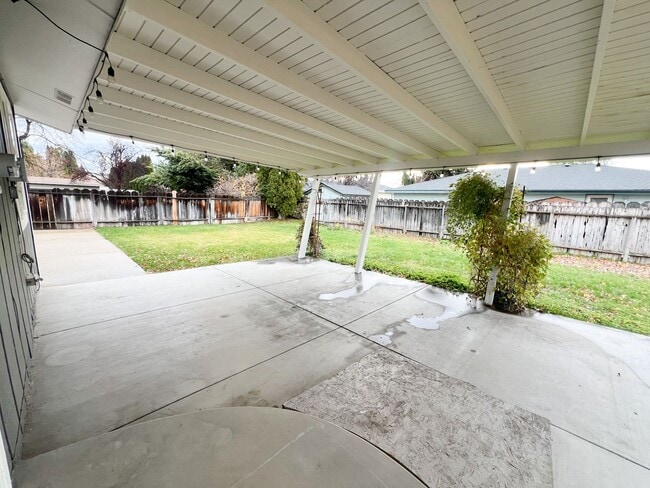 Building Photo - 3 Bedroom, 2 bath 1836 sqft House in Sunset Village