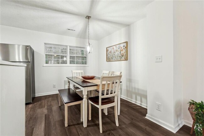 Building Photo - 4042 Sweetbriar Ln