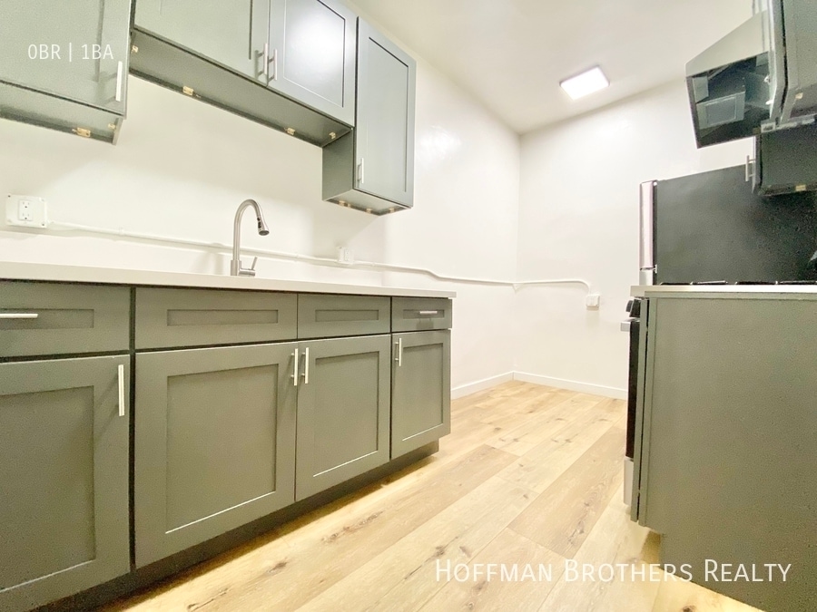 Building Photo - 960 S Oxford Ave