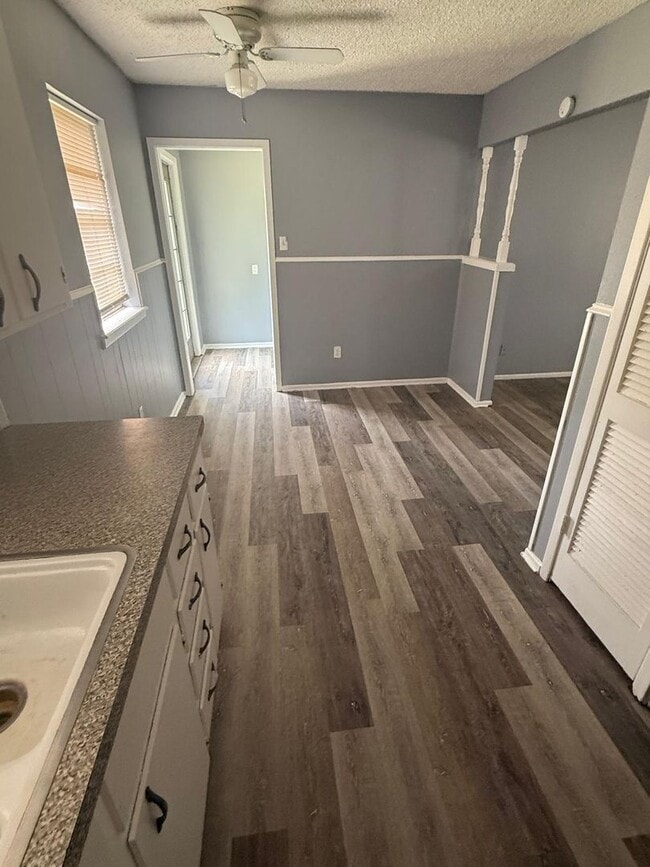 Building Photo - $0 First Month's Rent / $0 Deposit at Move-in