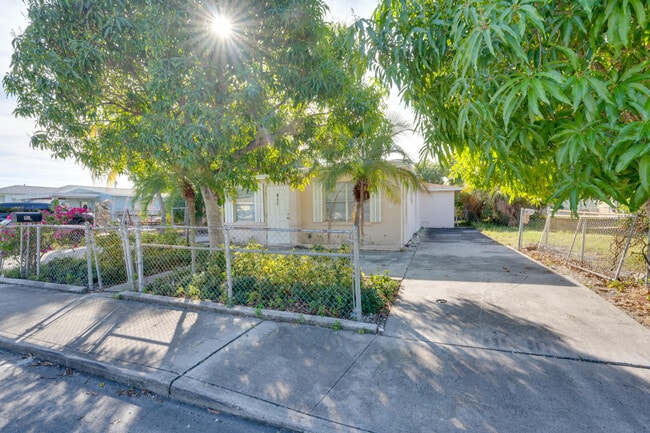 Building Photo - 813 Truman St