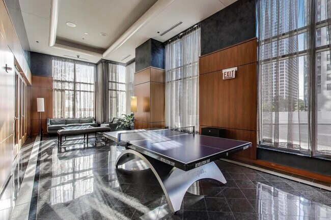Building Photo - 420 E Waterside Dr