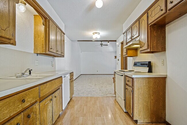 Building Photo - 8910 Oak Valley Dr