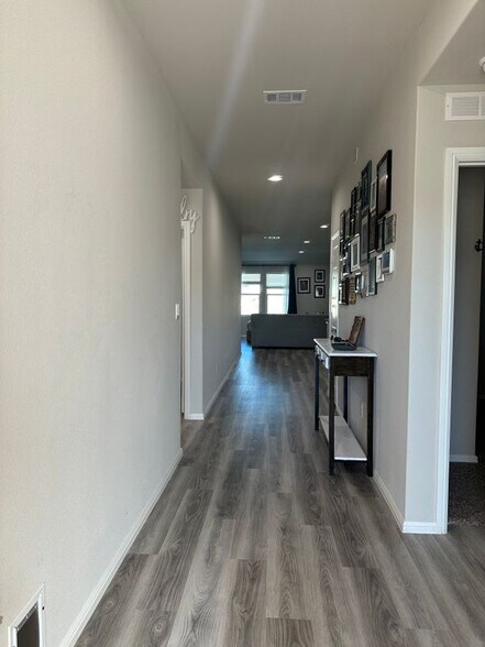 Building Photo - 6212 Oracle Dr