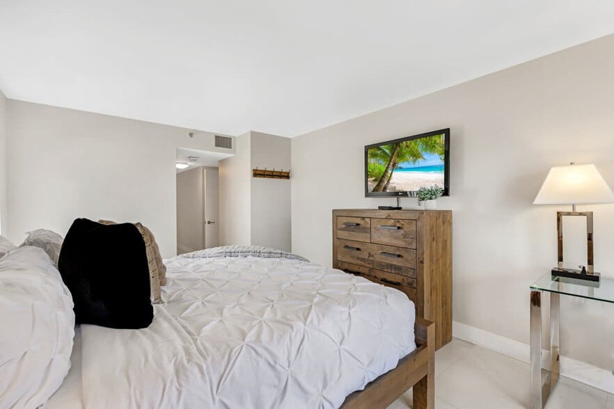 Building Photo - 1717 N Bayshore Dr