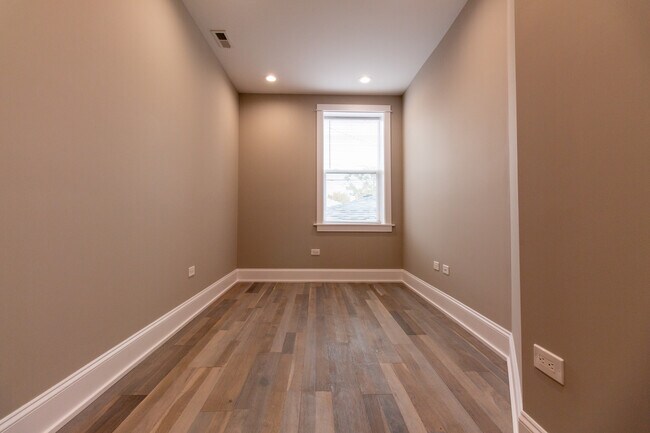 Building Photo - 3757 W Addison St