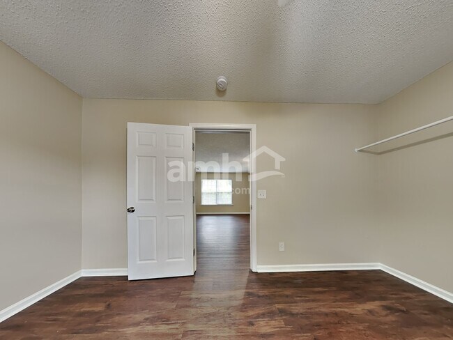 Building Photo - 112 Fox Trace
