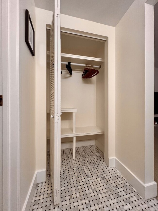 Building Photo - Historic Downtown Condo (Furnished or Unfu...