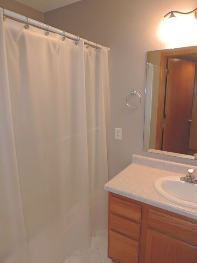 Building Photo - $1,450 | 2 Bedroom, 2 Bathroom Condo | Pet...