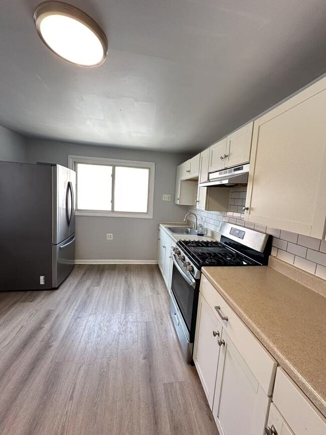Building Photo - Newly Renovated 3 Bedroom and 1 Bathroom T...