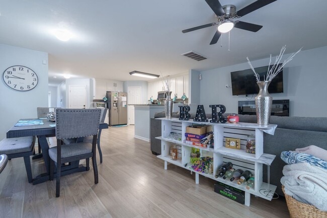Building Photo - MOVE IN READY 3 Bedroom in the Heart of No...