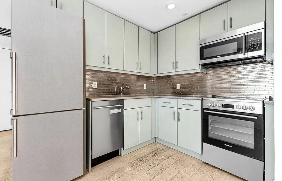 Building Photo - 531 W 159th St