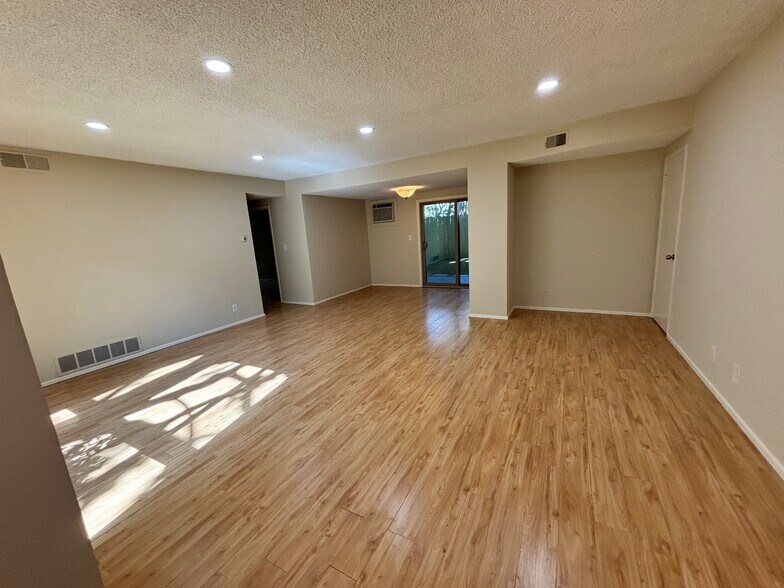 Building Photo - 1740 Huntington Dr
