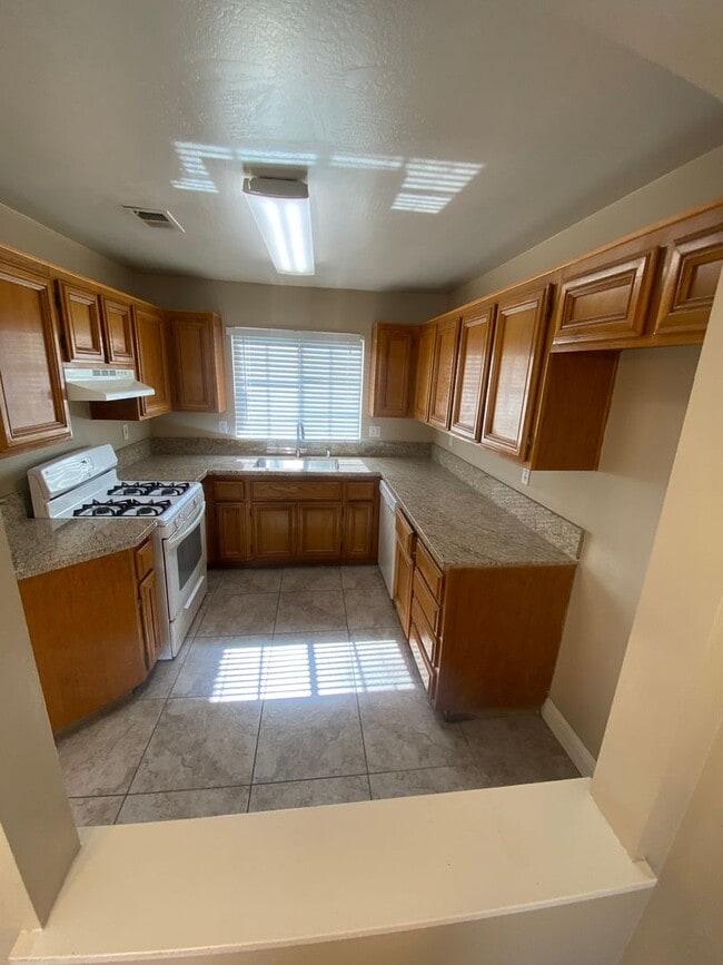 Building Photo - 3+2 NW Hageman & Jewetta Area $2150+ $2150 Deposit