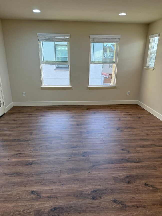 Building Photo - SPACIOUS 3 BEDROOM, 3.5 BATHROOM TOWNHOUSE IN AN EXCELLENT LOCATION. GARAGE. LAUNDRY. BALCONY. A ...