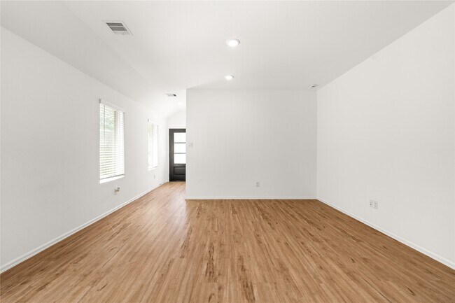 Building Photo - 2039 Barrett Gables Dr