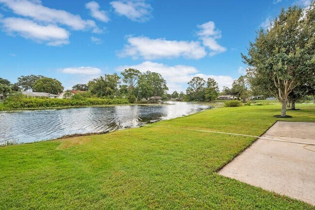 Building Photo - 1143 E Fowler Dr