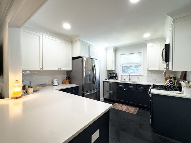 Building Photo - 5415 Larchmont Ave