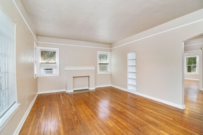 Primary Photo - 268 E Lullwood Ave