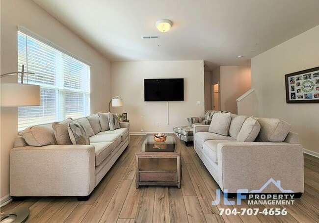 Building Photo - Coming Soon-Beautiful 5 Bed/3 Bath Home in...