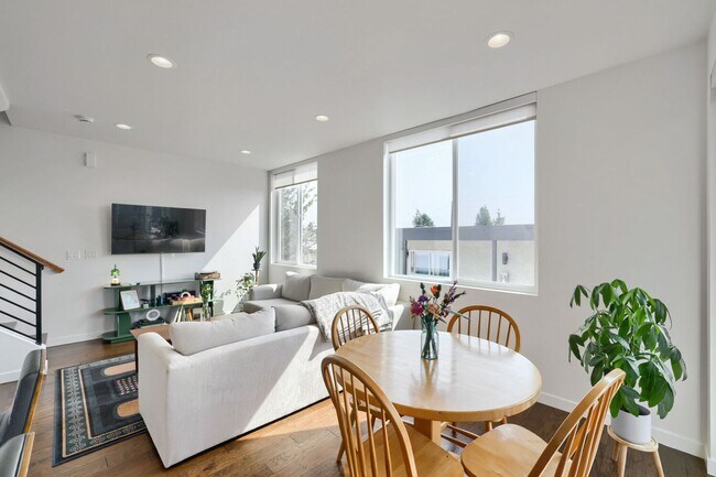 Building Photo - 760 N 72nd St