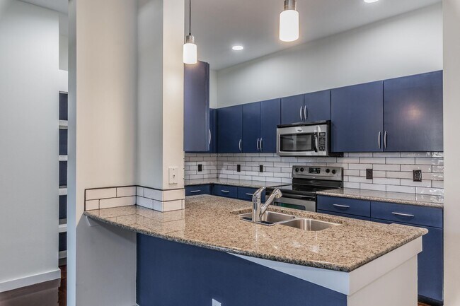 Building Photo - T&P Downtown Condo!