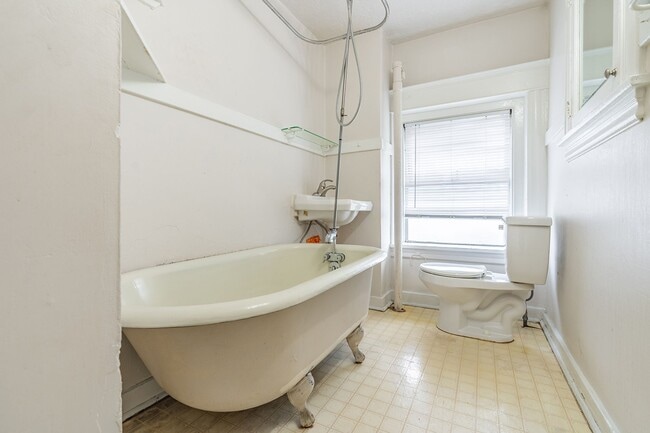 Floorplan - Avenue Building: Centrally located in University District!