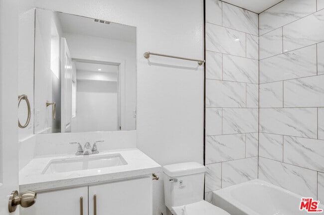 Building Photo - 618 E 28th St