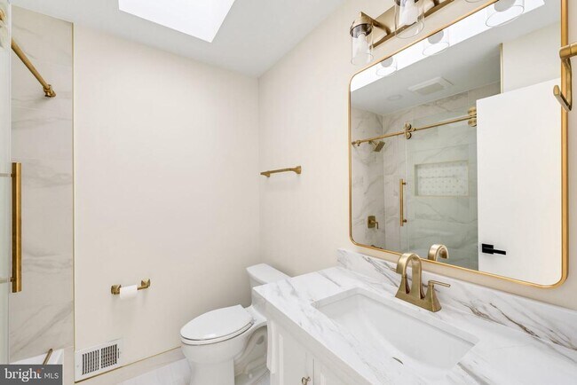 Building Photo - 700 N Mansfield St