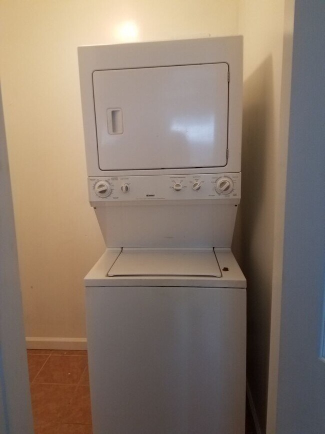 Building Photo - 4 bedroom 2 bath unit within minutes of Ol...