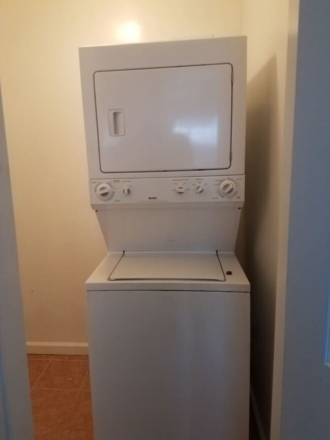 Building Photo - 4 bedroom 2 bath unit within minutes of Old Dominion University