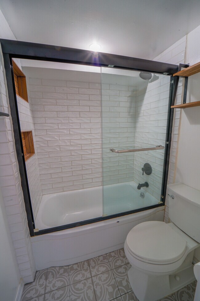 Building Photo - 320 Vía Casitas